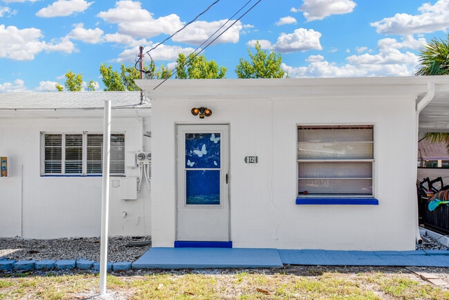 Building Photo - 310 1/2 S Mars