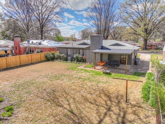 Building Photo - Colonial Acres East Memphis cutie! 3 bedrooms and tons of updates! Appliances included.