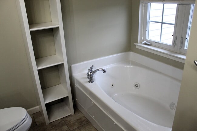 Building Photo - Roomy 3-Bedroom Townhouse in Baldwin Neigh...