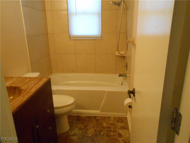 Building Photo - 1406 Alwynne Dr S