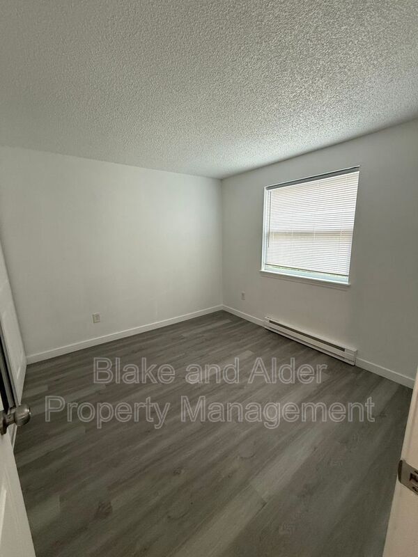 Building Photo - 3865 NE 152nd Ave