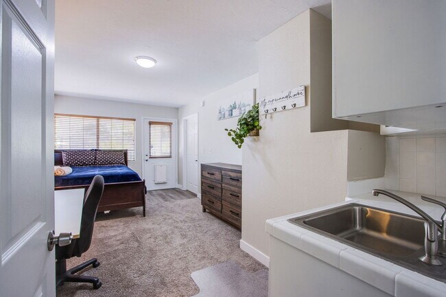 Building Photo - 2342 Viewcrest Rd