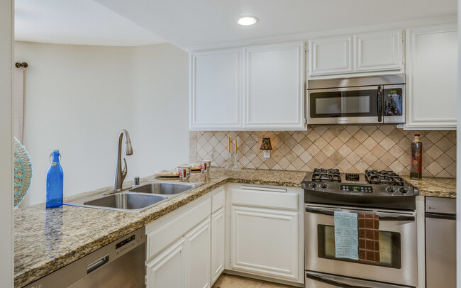 Building Photo - Beautiful Redondo Beach Townhouse