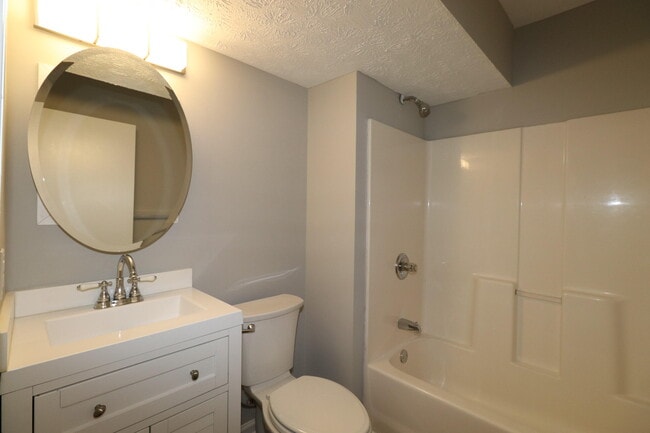 Building Photo - 320 Lakeview Dr