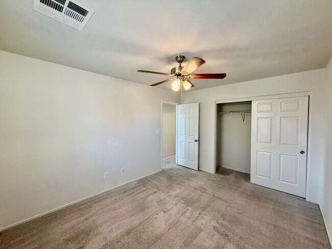 Building Photo - Beautiful 5 bedroom House