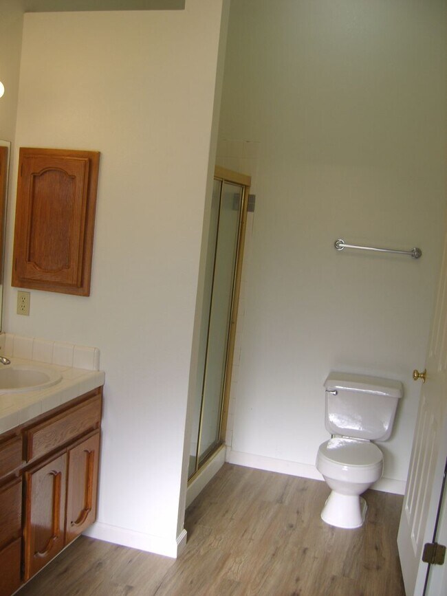 Building Photo - Lovely home near shopping, E.G. schools and parks