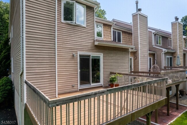Building Photo - 21 Edgefield Dr