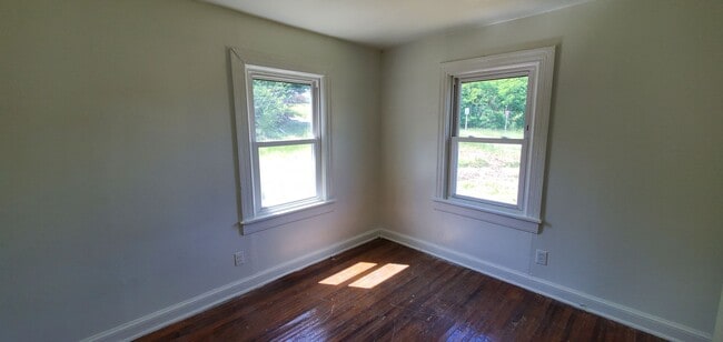 Building Photo - 2 Bedroom House