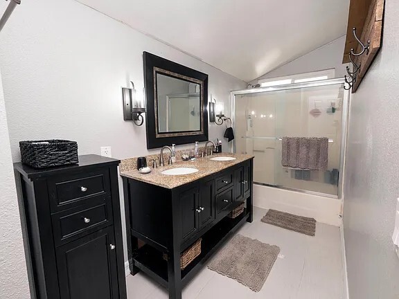 Upstairs full bathroom #3 - 4207 Rimcrest Dr