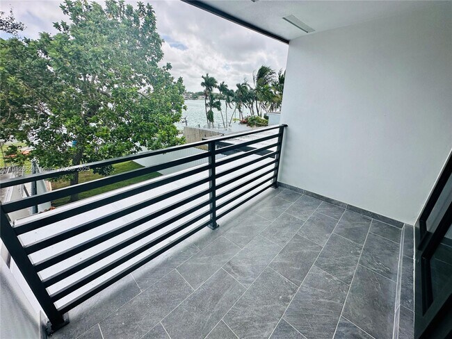 Building Photo - 7157 W 19th Ct