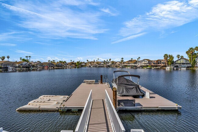 Building Photo - INCREDIBLE LOCATION... END OF CUL DE SAC WITH OVER 100 FEET ON WATER... MARVELOUS DOCK AND DECK W...