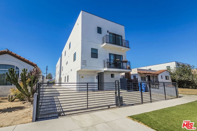 Building Photo - 1921 1/2 Carmona Ave