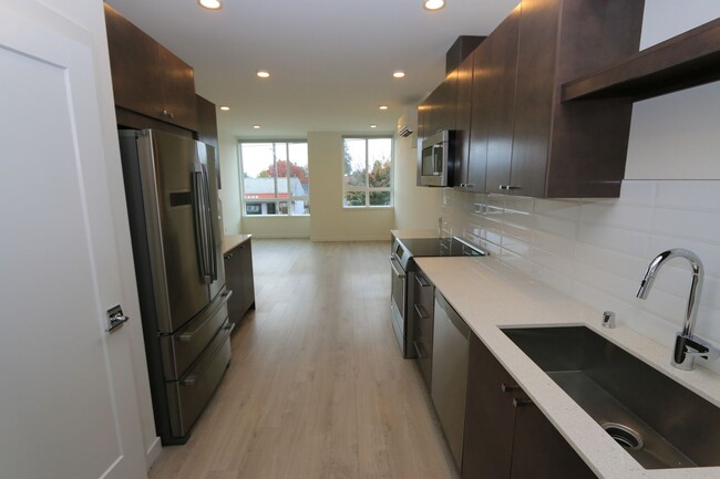 Building Photo - Ballard Townhouse 2bd/2ba, Roof Top Deck, ...