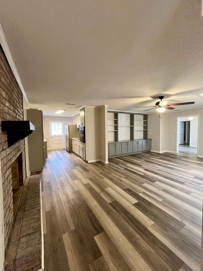 Building Photo - 111 Fairway Dr