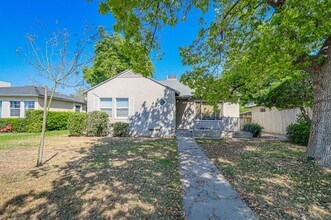 Building Photo - 4+2 Downtown Truxtun Ave Charm!