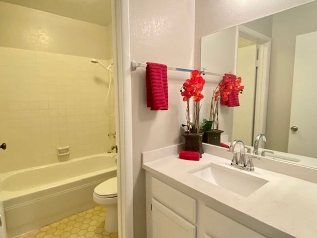 Building Photo - Renovated townhome features 2 Beds and 1.5...