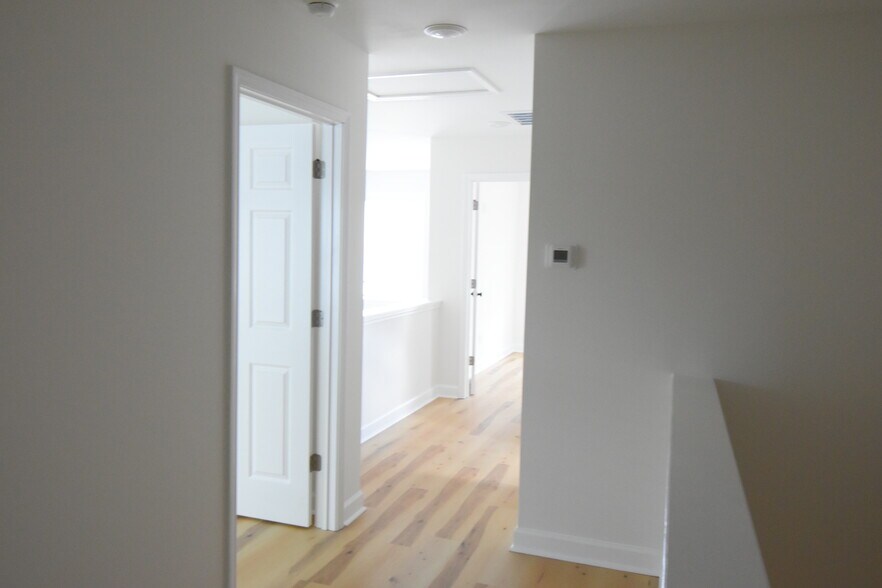 Building Photo - 806 Russell Aly