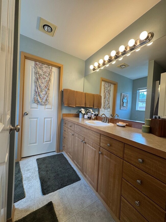 Building Photo - 2 bedroom Maple Valley Home