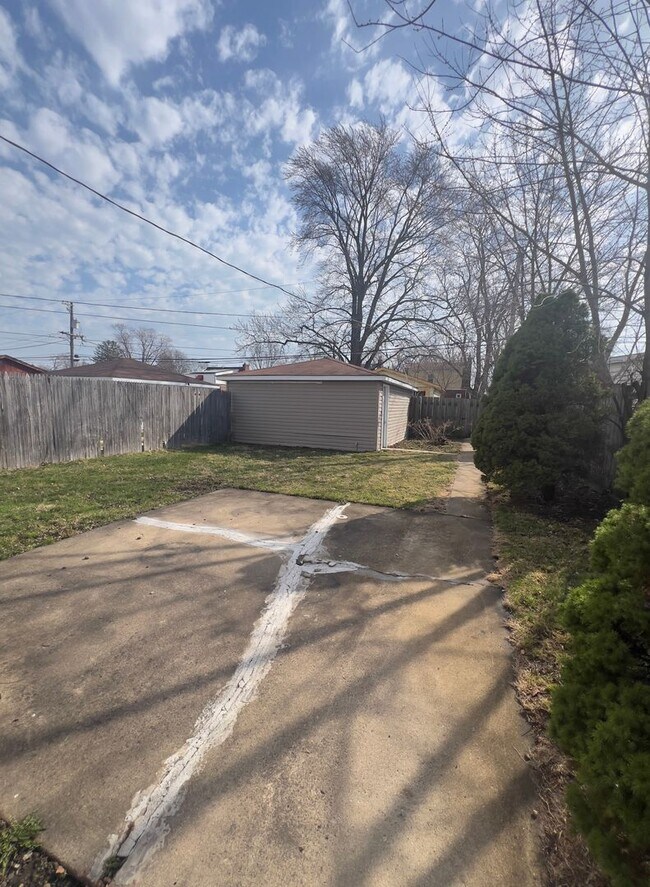 Building Photo - Beautiful House Available NOW $1500.00