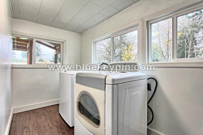 Building Photo - 2 Bed, 2 Bath Home with Large Yard Near Kiggins Bowl