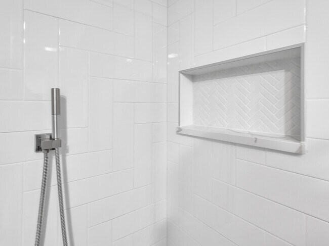 Building Photo - 2112 N Sawyer Ave