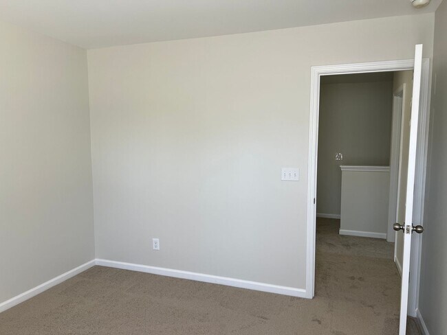 Building Photo - Beautiful 4 Bedroom, 3.5 Bath, Pet Friendl...