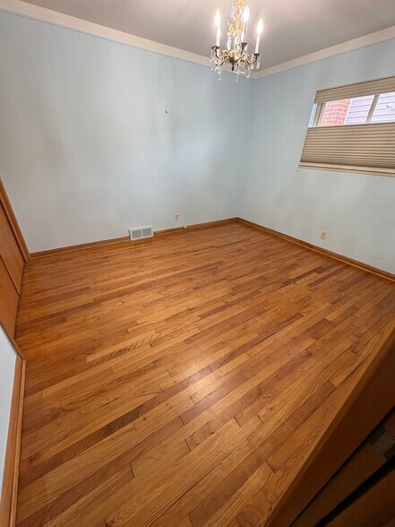 Building Photo - 5221 Pointe Tremble Rd