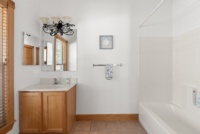 Building Photo - 25 Pleasant St