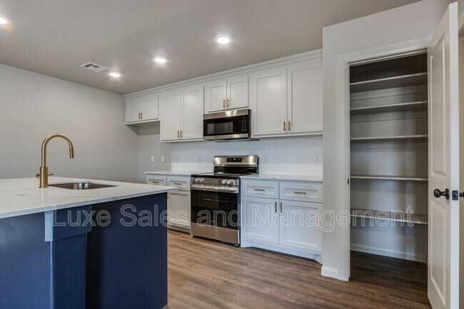 Building Photo - 400 Keiths Wy