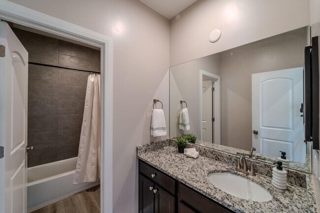 Building Photo - Beautiful 3 bed 2 bath Desert Color Home! ...