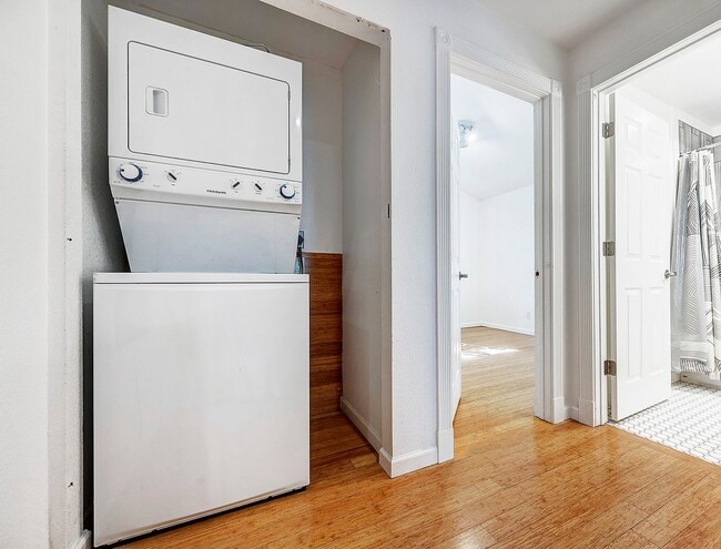 Building Photo - Two Bedroom Townhouse in Edmonds