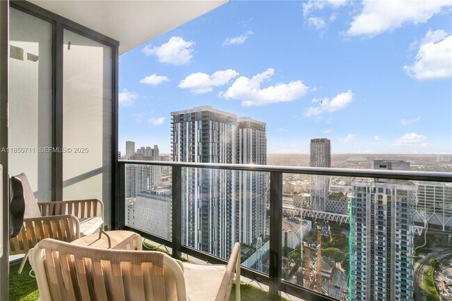 Building Photo - 601 NE 1st Ave