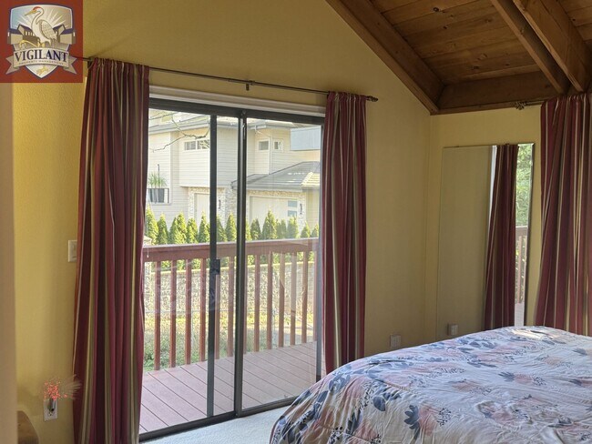 Building Photo - Amazing Furnished 4 bedroom home