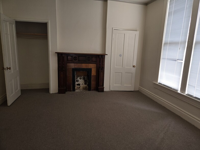 Bedroom. Non functioning fireplace as decor - 308 Solano St
