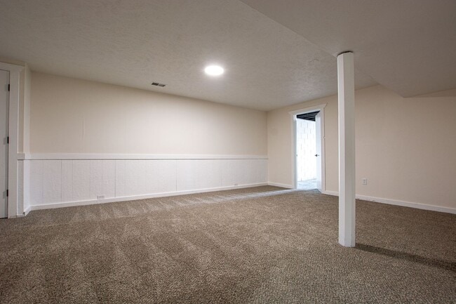 Building Photo - 3 Bedroom / 2 Bath Home with Finished Basm...