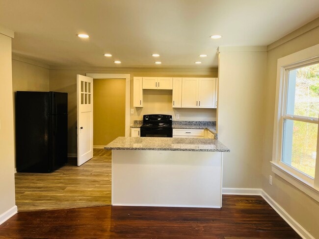 Building Photo - Wow! Renovated 3 bedroom home in Fairburn! Must See!