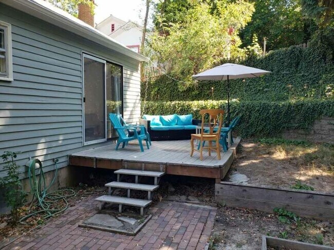 Building Photo - 1005 NE D St