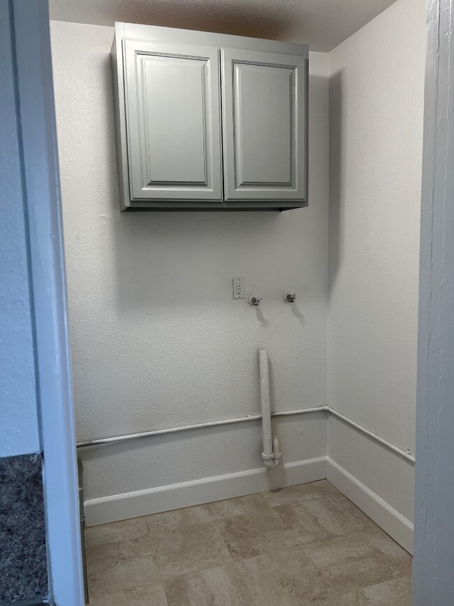 Building Photo - 429 W Ramona Dr