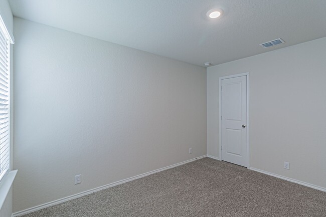 Building Photo - 4 bd/2 ba available NOW!! Wiseman/Talley F...