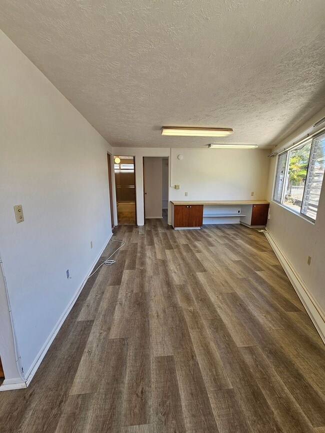 Building Photo - Private One Bedroom. Downstairs unit.