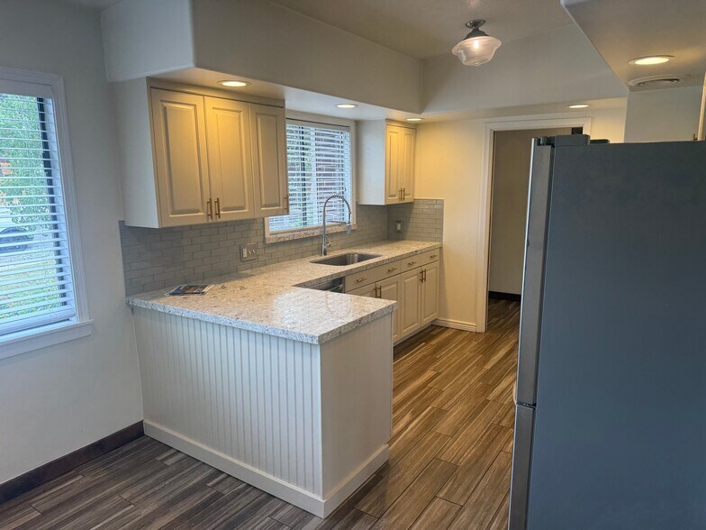 Building Photo - 3040 E 4430 S