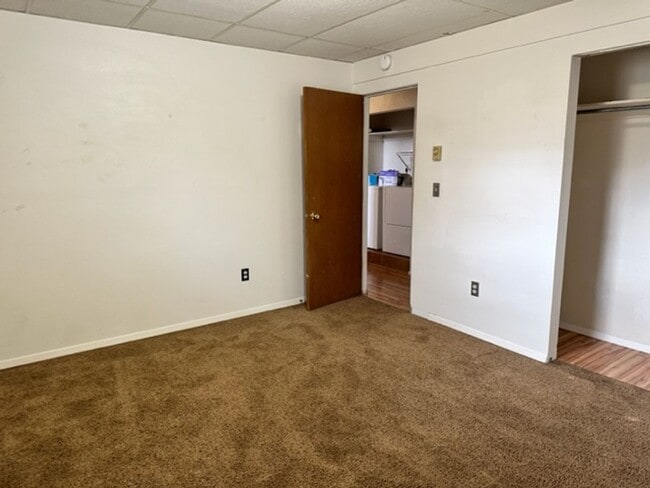 Building Photo - Spacious 6BD 2BA House