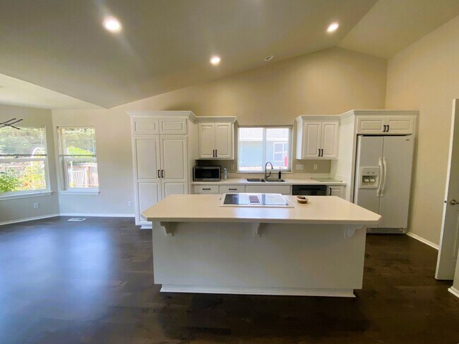 Building Photo - Great 3 Bedroom 2 Bath House!