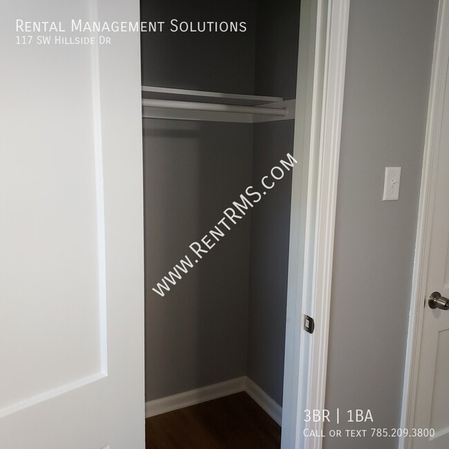 Building Photo - 117 SW Hillside Dr