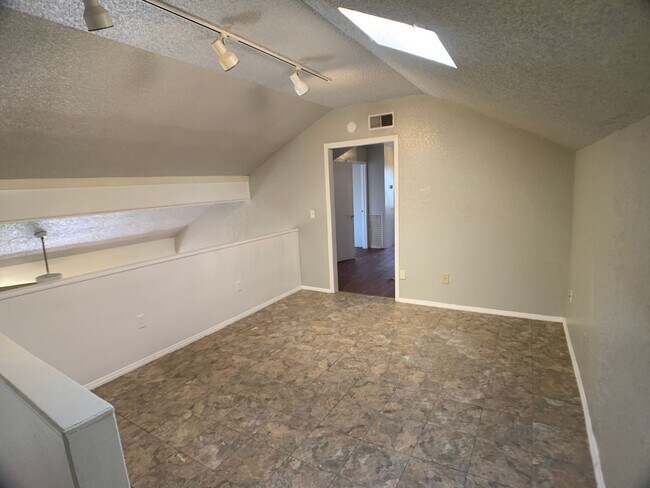 Building Photo - 5 Bedroom Choctaw!