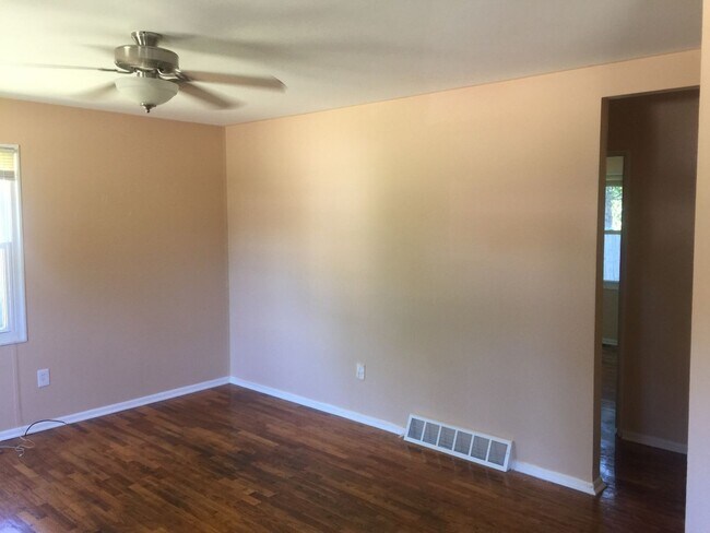 Building Photo - $1499 Charming, remodeled 3-Bed/1-Bath Ran...