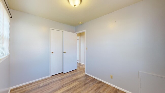 Building Photo - Available Now! 3 Bedroom Duplex, Quiet Nei...