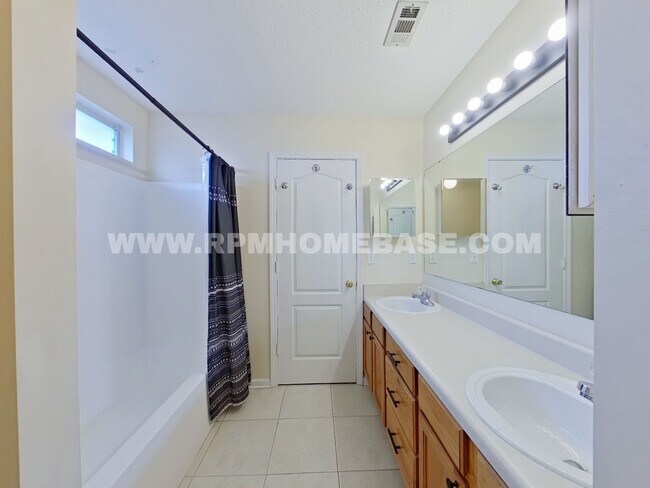 Building Photo - Charming Home with 2-Car Garage and Conven...