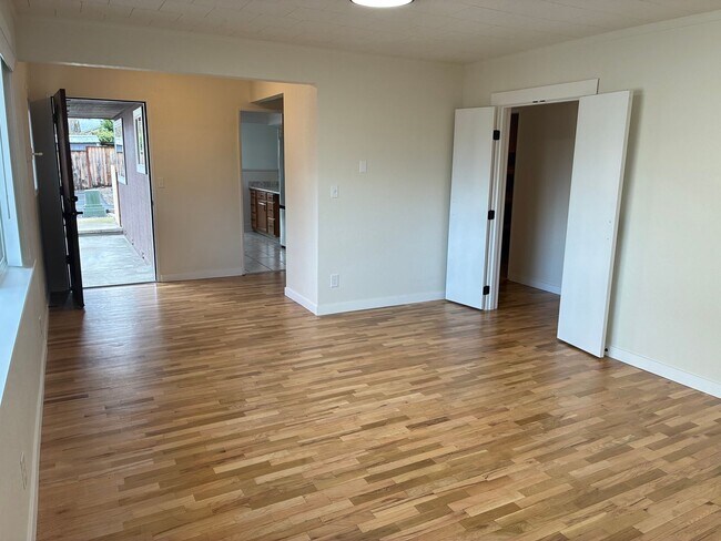 Building Photo - Quiet 3 Bedroom, 2 Bath with Large Backyard