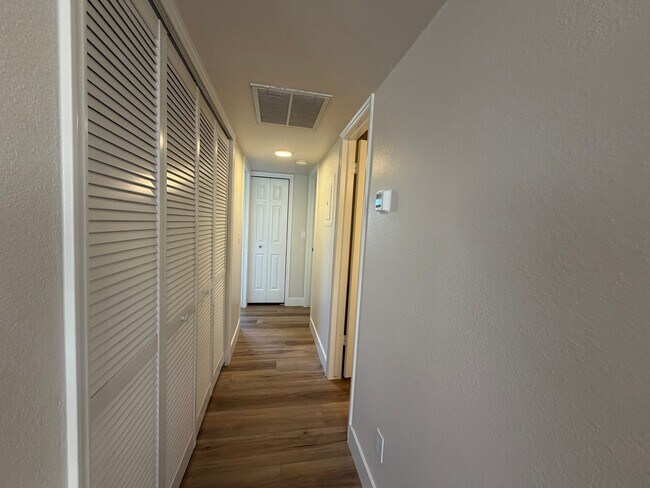 Building Photo - REMODELED TWO BEDROOM IN DOWTOWN!
